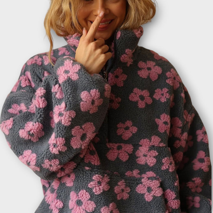 Almira™ | Fleece med Blommig Charm