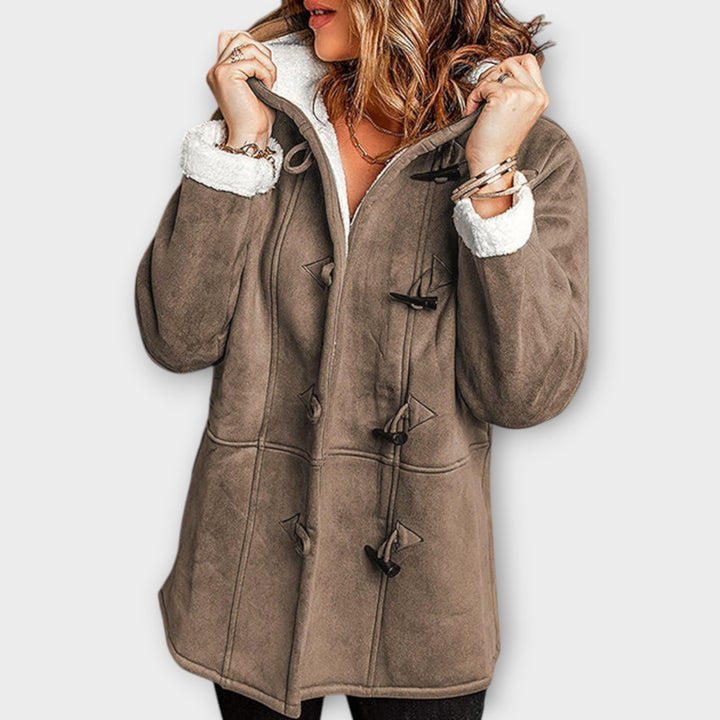 Alina™ – Elegant kapp i mockaimitation med mjuk fuskpälsfoder